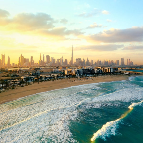 Ντουμπάι & Άμπου Ντάμπι Το κοσμοπολίτικο Ντουμπάι, ένα από τα επτά Εμιράτα, βρίσκεται στα παράλια του Περσικού Κόλπου. Το “Εμιράτο της υπερβολής” σας περιμένει για να σας εκπλήξει με κάθε τρόπο!